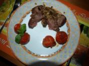 Rinderhüftsteaks mit Röstzwiebeln und geschmolzenen Tomaten - Rezept