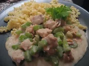 Lachscremesoße mit Staudensellerie und gewellte Bandnudeln - Rezept