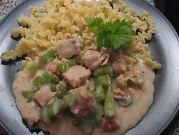 Lachscremesoße mit Staudensellerie und gewellte Bandnudeln - Rezept - Bild Nr. 2