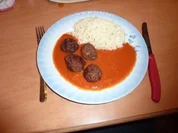 Rezept: Hackbällchen in Paprika-Tomatensoße Hackbällchen in Paprika-Tomatensoße - Rezept