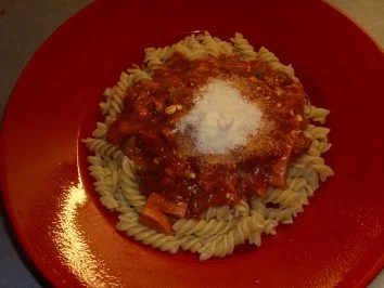 Nudelgerichte: Wurstgulasch mit Nudeln - Rezept