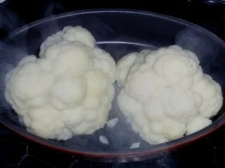 Blumenkohl mit Tomaten-Zwiebelhaube und Filetmedaillons - Rezept - Bild Nr. 3