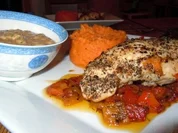 Hähnchenbrust mit Erdnusssauce, Paprikagemüse und Süßkartoffelpüree - Rezept