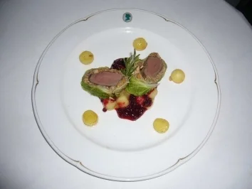 Rezept: Rehrücken im Kohlblatt mit Apfel-Preiselbeerkompott Rehrücken im Kohlblatt mit Apfel-Preiselbeerkompott - Rezept