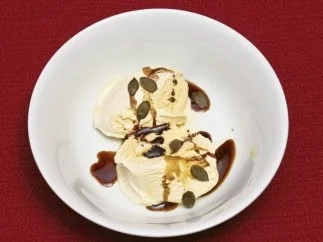 Vanilleeis mit Kürbiskernöl (Heike Henkel) - Rezept