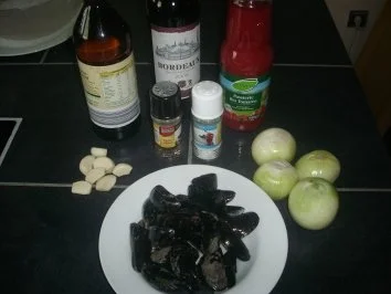 MIesmuscheln in Tomaten-Rotweinsud - Rezept