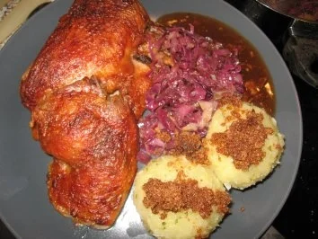 Rezept: Knusprige Ente mit Kartoffelknödel und Apfelrotkohl Knusprige Ente mit Kartoffelknödel und Apfelrotkohl - Rezept