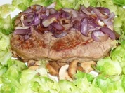 Rumpsteak mit Zwiebelhaube auf Champignons ..... - Rezept