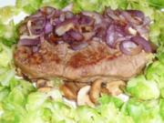 Rumpsteak mit Zwiebelhaube auf Champignons ..... - Rezept