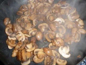 Rumpsteak mit Zwiebelhaube auf Champignons ..... - Rezept - Bild Nr. 3