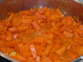 Geflügel: Chicken Nuggets an Kartoffelpüree und karamellisierten Möhren. - Rezept - Bild Nr. 2