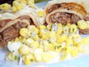 Gefüllte Pfannkuchen mit Käse gratiniert; dazu Salat - Rezept