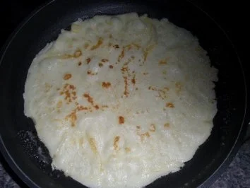 Gefüllte Pfannkuchen mit Käse gratiniert; dazu Salat - Rezept - Bild Nr. 3