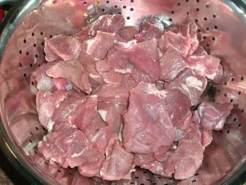 Hirschgulasch mit Maronen und Spätzle mit einer Beilage von Mango Chutney - Rezept - Bild Nr. 4