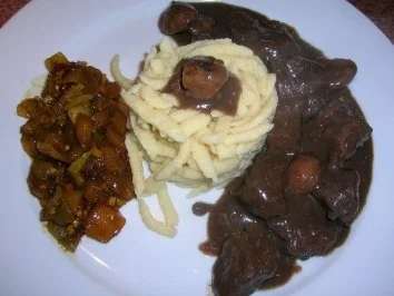 Hirschgulasch mit Maronen und Spätzle mit einer Beilage von Mango Chutney - Rezept