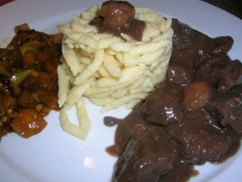 Hirschgulasch mit Maronen und Spätzle mit einer Beilage von Mango Chutney - Rezept - Bild Nr. 5