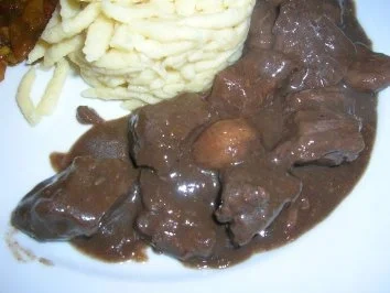 Hirschgulasch mit Maronen und Spätzle mit einer Beilage von Mango Chutney - Rezept - Bild Nr. 2