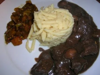 Hirschgulasch mit Maronen und Spätzle mit einer Beilage von Mango Chutney - Rezept - Bild Nr. 3