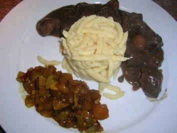 Hirschgulasch mit Maronen und Spätzle mit einer Beilage von Mango Chutney - Rezept - Bild Nr. 6