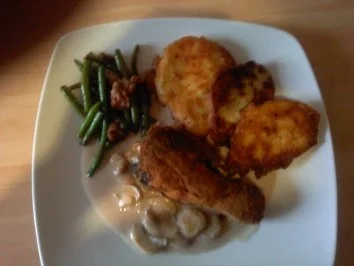 Rezept: Panierte Hähnchenkeule mit Kartoffelpuffer und Speckbohnen Panierte Hähnchenkeule mit Kartoffelpuffer und Speckbohnen - Rezept