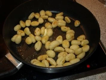 Rezept: Gnocchi mit Kräuterkäsesoße Bild Nr. 3 Gnocchi mit Kräuterkäsesoße - Rezept - Bild Nr. 3