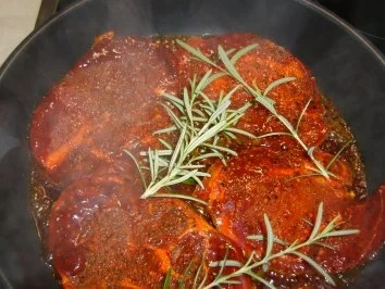 Rosmarin-Senf-Nackensteaks mit Bild - Rezept