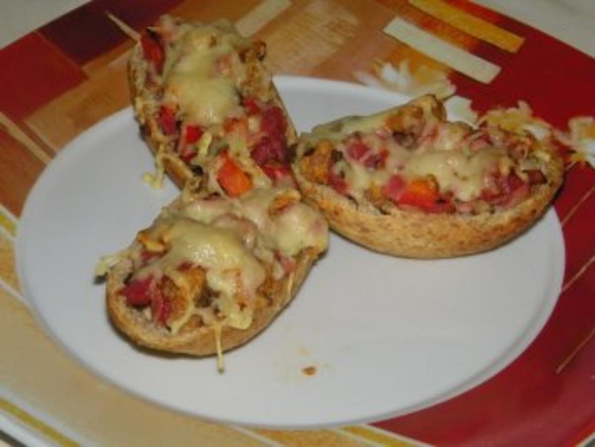 Pizzabrötchen mit Schinken und Käse