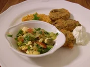 Rezept: Frikadellen mit Weizengrütze und türkischem Hirtensalat Frikadellen mit Weizengrütze und türkischem Hirtensalat - Rezept