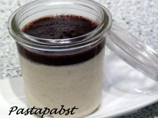 Maronencreme mit Zwetschgen-Mohn-Sauce - Rezept