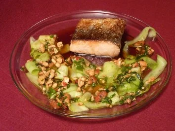 Honigglasierter Lachs mit Gurkensalat und Erdnuss-Pesto - Rezept