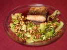Honigglasierter Lachs mit Gurkensalat und Erdnuss-Pesto - Rezept