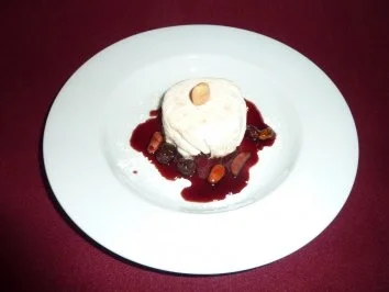 Mandelparfait an Rotwein-Pflaumenkompott - Rezept