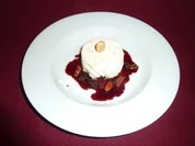 Mandelparfait an Rotwein-Pflaumenkompott - Rezept