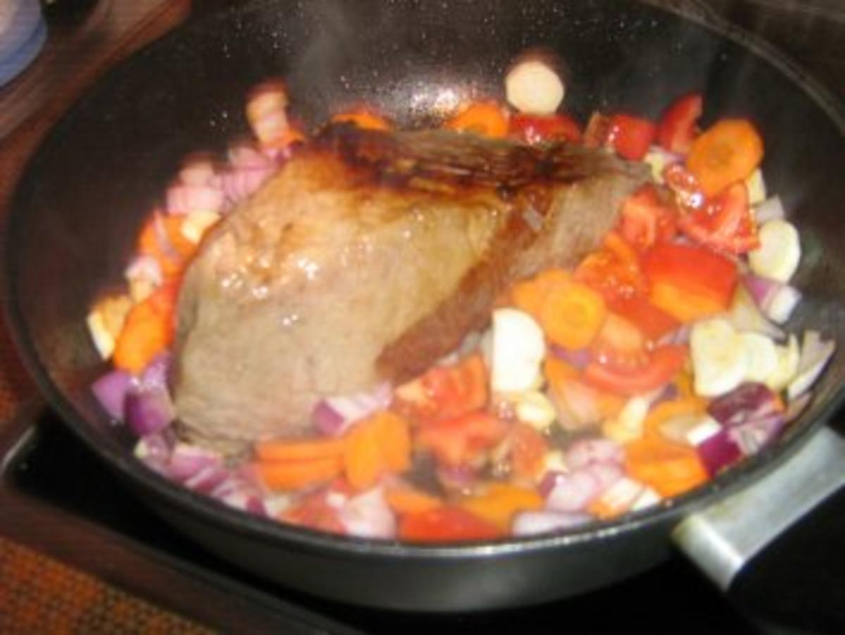 Rinderschmorbraten mit Bandnudeln und Wintergemüse - Rezept - Bild Nr. 4