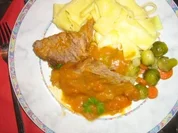 Rinderschmorbraten mit Bandnudeln und Wintergemüse - Rezept