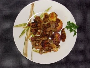 Rezept: Salat : Warmer Bratkartoffel-Bratknödel-Bratwurstsalat Salat : Warmer Bratkartoffel-Bratknödel-Bratwurstsalat - Rezept