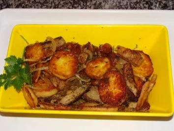 Rezept: Salat : Warmer Bratkartoffel-Bratknödel-Bratwurstsalat Bild Nr. 2 Salat : Warmer Bratkartoffel-Bratknödel-Bratwurstsalat - Rezept - Bild Nr. 2