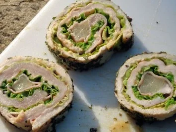 Rezept: Grün gehaltene Putenrolle mit Sommerblattsalat! Bild Nr. 7 Grün gehaltene Putenrolle mit Sommerblattsalat! - Rezept - Bild Nr. 7