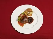 Rezept: Steaks mit Rosmarinkartoffeln und Salat - und Kölsch (Aleksandra Bechtel) Steaks mit Rosmarinkartoffeln und Salat - und Kölsch (Aleksandra Bechtel) - Rezept