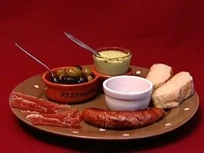 Argentinische Bratwurst mit Serranoschinken, Oliven, Aioli und Brot (Frank Fussbroich) - Rezept