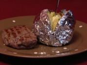 Rezept: Lomo-Filetsteak mit Folienkartoffel und Kräuterbutter (Frank Fussbroich) Lomo-Filetsteak mit Folienkartoffel und Kräuterbutter (Frank Fussbroich) - Rezept