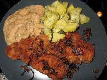 Panierte Putenschnitzel mit Salzkartoffeln und Creme-Champignons - Rezept - Bild Nr. 2