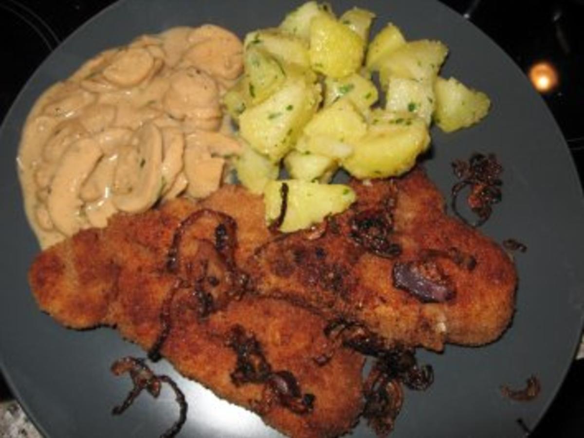 Panierte Putenschnitzel mit Salzkartoffeln und Creme-Champignons ...