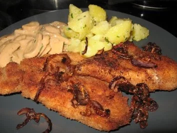 Panierte Putenschnitzel mit Salzkartoffeln und Creme-Champignons - Rezept