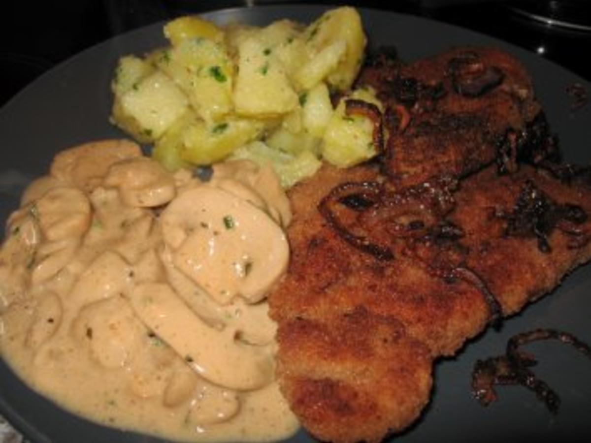 Panierte Putenschnitzel mit Salzkartoffeln und Creme-Champignons ...