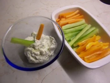 Rezept: Sauerrahmdip mit Gemüsesticks Sauerrahmdip mit Gemüsesticks - Rezept