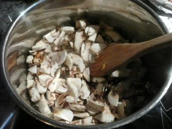 Rezept: SUPPE/Champignoncreme mit Lebercreme Bild Nr. 2 SUPPE/Champignoncreme mit Lebercreme - Rezept - Bild Nr. 2