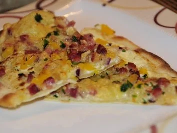 Flammkuchen mit Speck und Käse - Rezept