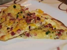 Flammkuchen mit Speck und Käse - Rezept
