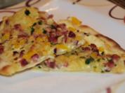 Flammkuchen mit Speck und Käse - Rezept